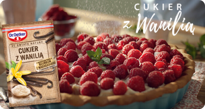 Oprószanie tarty z malinami cukrem z wanilią Bourbon od Dr. Oetkera z Madagaskaru.