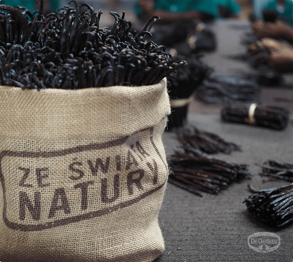 Laski wanilii Dr. Oetkera umieszczone w jutowym worku.