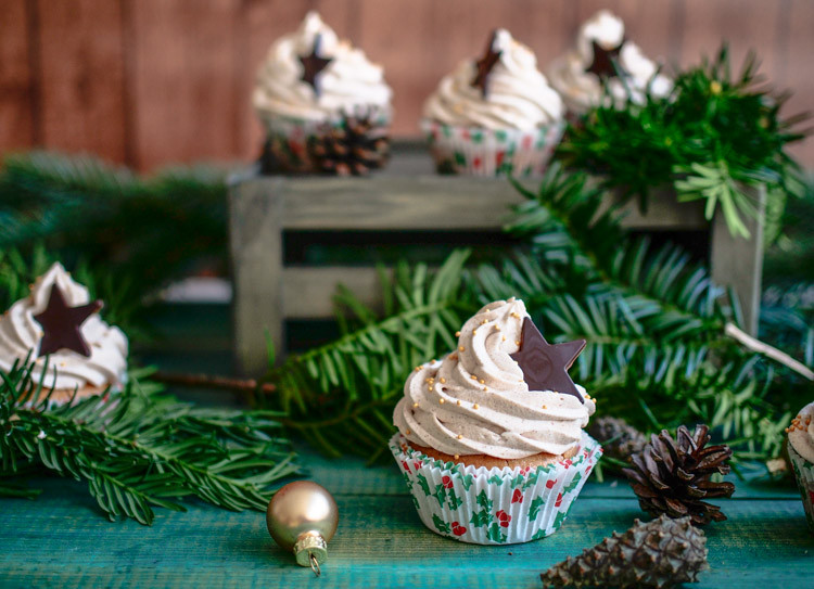babeczki piernikowe z  kremem cynamonowymi czekoladową gwiazdką na święta Bożego Narodzenia - Wszystkiego Słodkiego