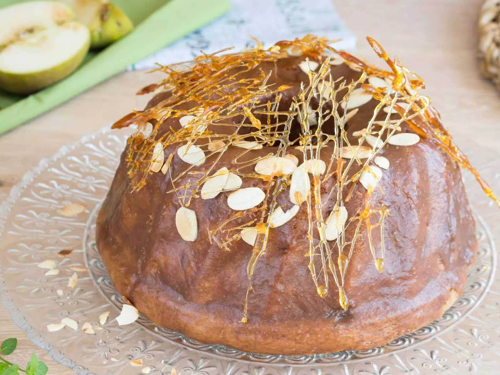 babka z jabłkami, karmelową glazurą i dekoracją z karmelu - wszystkiego słodkiego