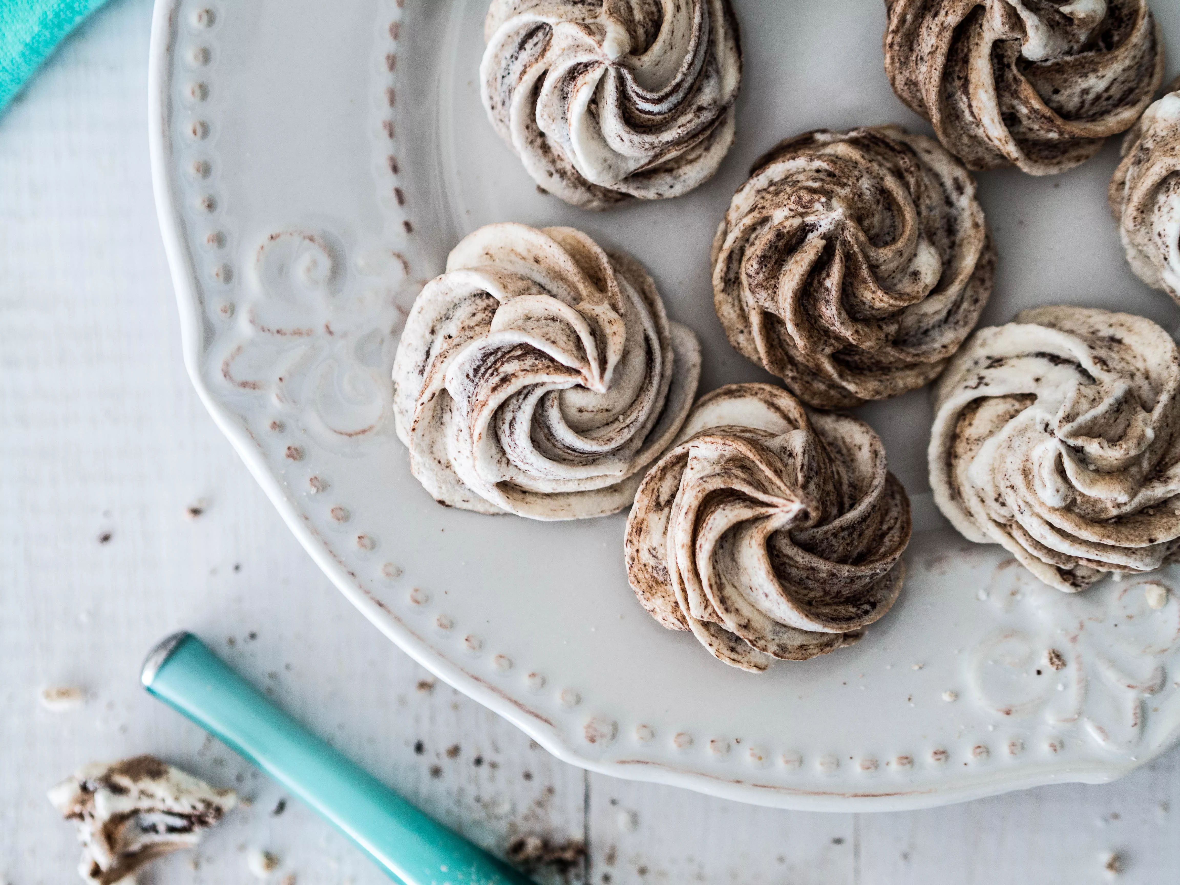 bezy czekoladowe na talerzu - wszystkiego słodkiego