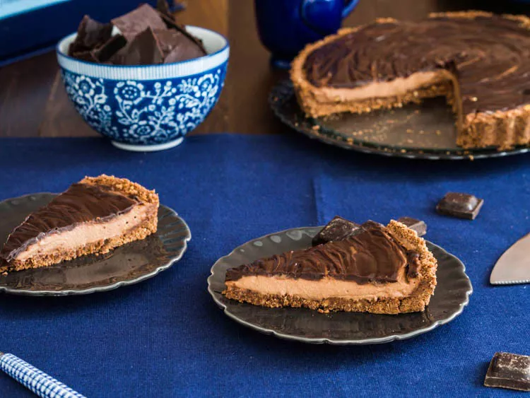 tarta czekoladowa bez pieczenia na spodzie z herbatników, z kremem z gorzkiej i białej czekolady oraz polewą z mlecznej czekolady - wszystkiego słodkiego