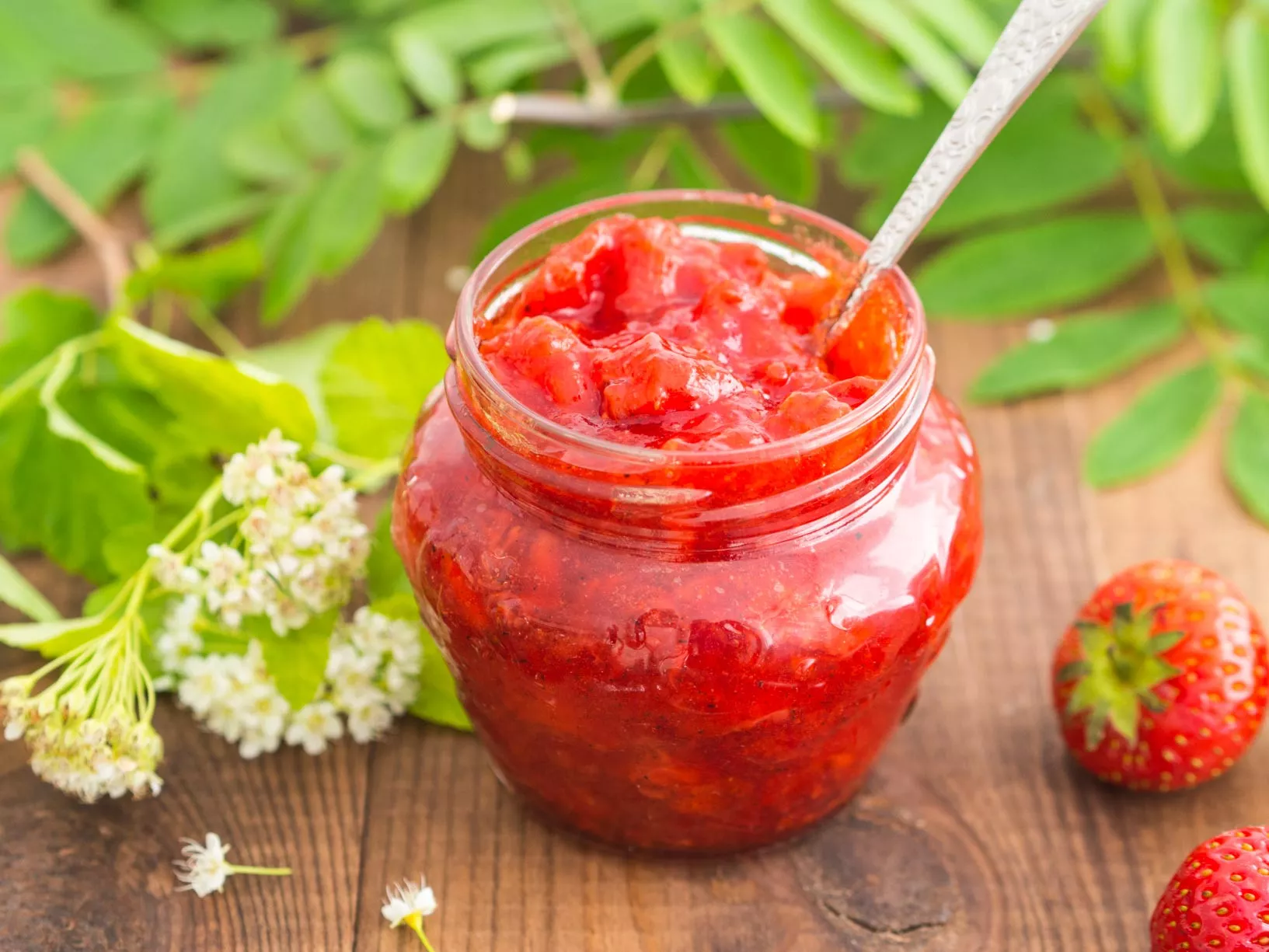 dżem truskawkowy z wanilią w słoiczku z łyżeczką - wszystkiego słodkiego