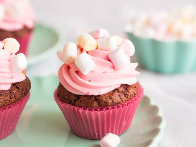 muffinki z kremem piankowym marshmallow udekorowane mini piankami - wszystkiego słodkiego