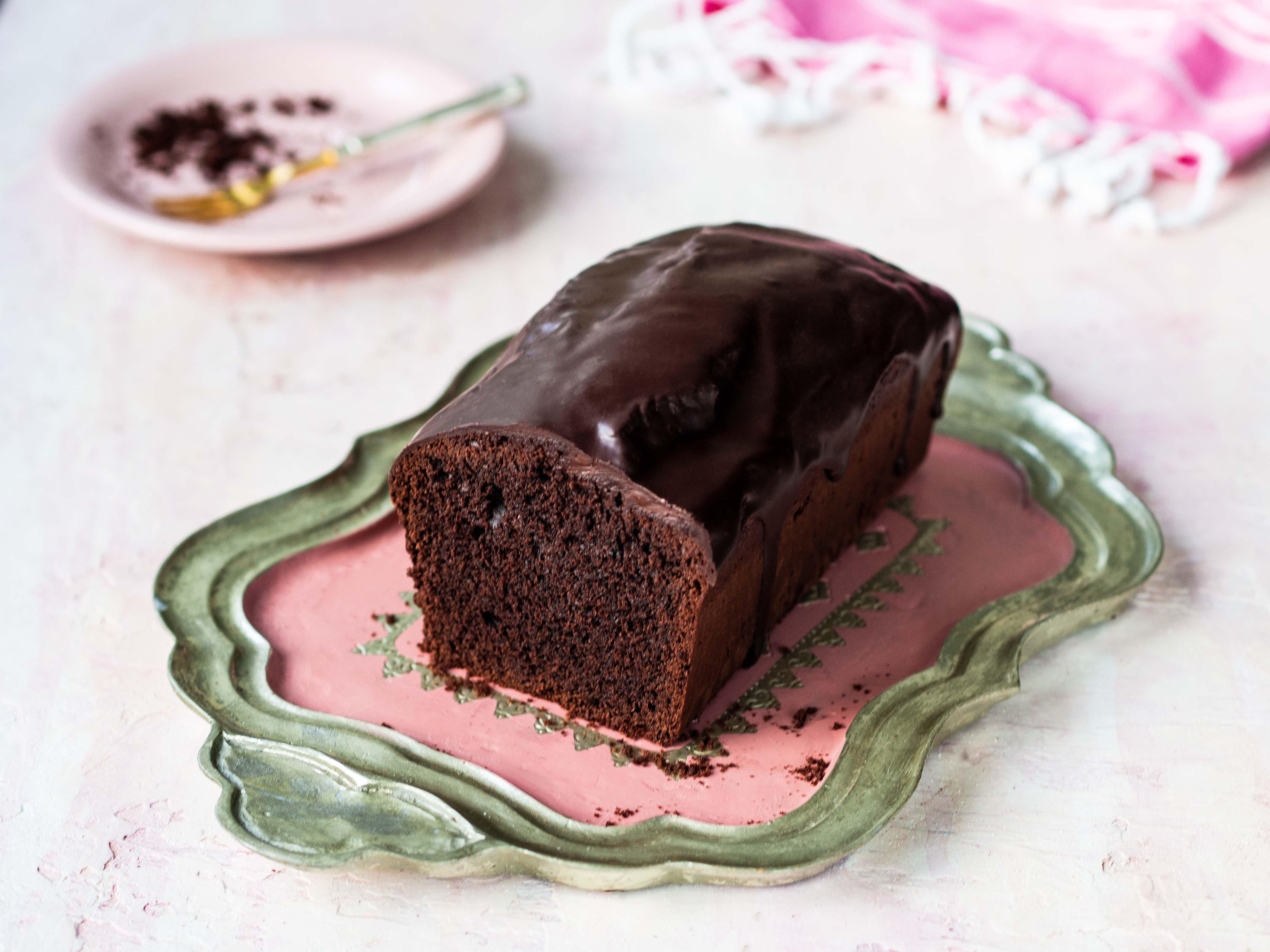 Murzynek ciasto czekoladowe z polewą na talerzu - Wszystkiego Słodkiego