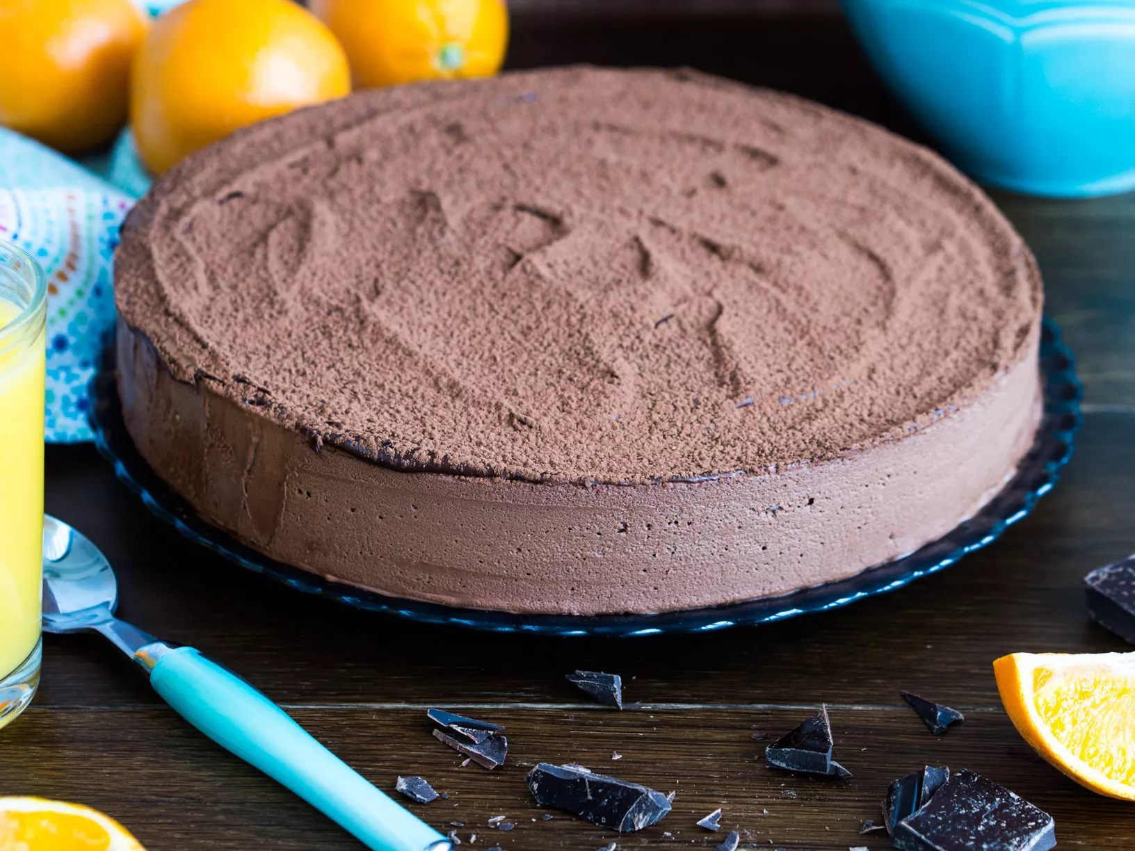 torcik musowy czekoladowo-pomarańczowy, torcik na kakaowym biszkopcie z musem czekoladowo-pomarańczowym, galaretką pomarańczową i polewą czekoladową, oprószony kakao - wszystkiego słodkiego