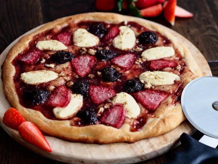 pizza na słodko z czekoladą, truskawkami, orzechami włoskimi, konfiturą truskawkową, mascarpone, startą białą czekoladą i sosem czekoladowym Dr. Oetkera - wszystkiego słodkiego