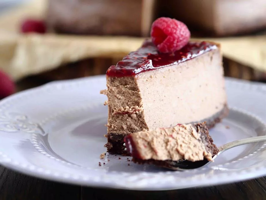 sernik czekoladowy na czekoladowym spodzie z konfiturą malinową - Wszystkiego Słodkiego