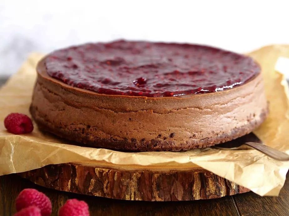 sernik czekoladowy z konfiturą malinową na czekoladowym spodzie z herbatników - Wszystkiego Słodkiego