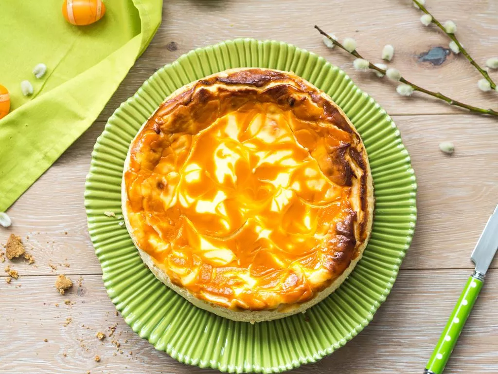 sernik pomarańczowy z ziemniakami położony na zielonym talerzu