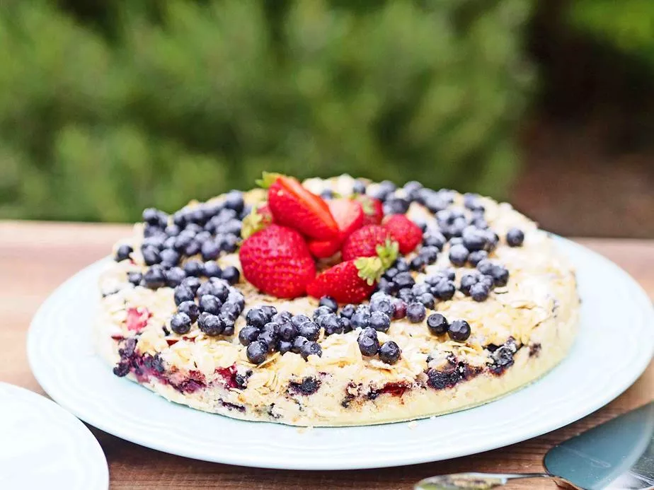 sypane ciasto z owocami udekorowane świeżymi jagodami i truskawkami i posypane cukrem pudrem - Wszystkiego Słodkiego