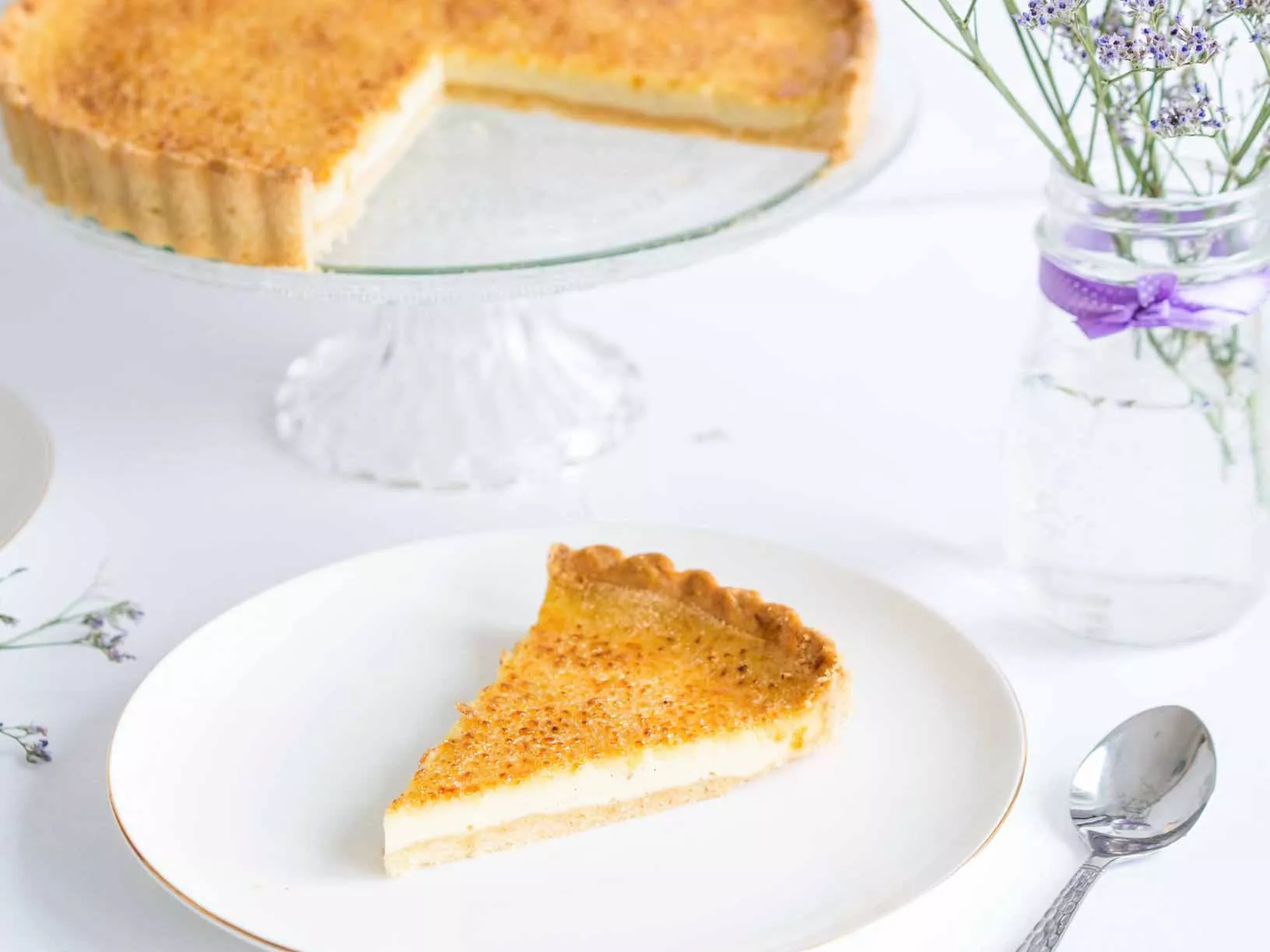 Tarta Crème Brûlée na paterze oraz wykrojony kawałek na talerzyku - Wszystkiego Słodkiego