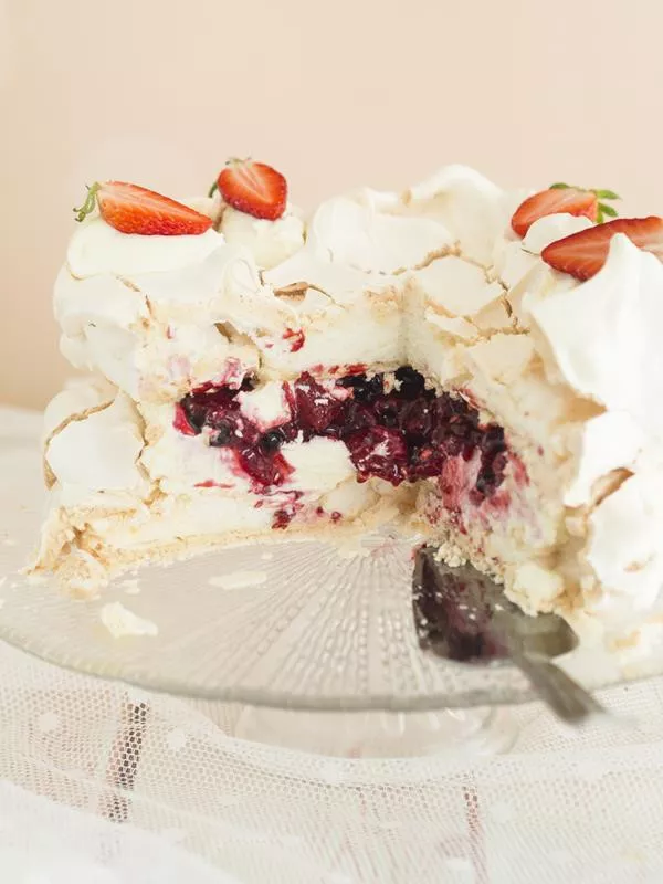 Tort bezowy przełożony owocami i bitą śmietaną i udekorowany połówkami truskawek - Wszystkiego Słodkiego