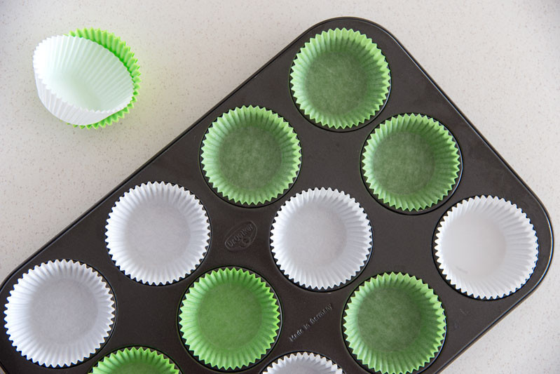 papilotki do babeczek ułożone w formie do muffinek