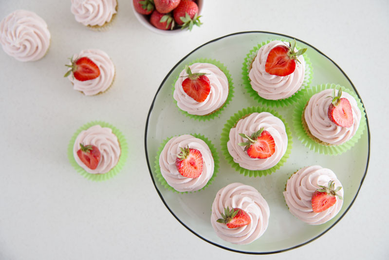 gotowe babeczki szpinakowe z kremem truskawkowym