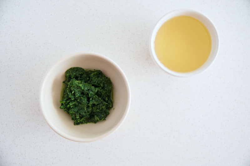 szpinak i olej w miseczkach