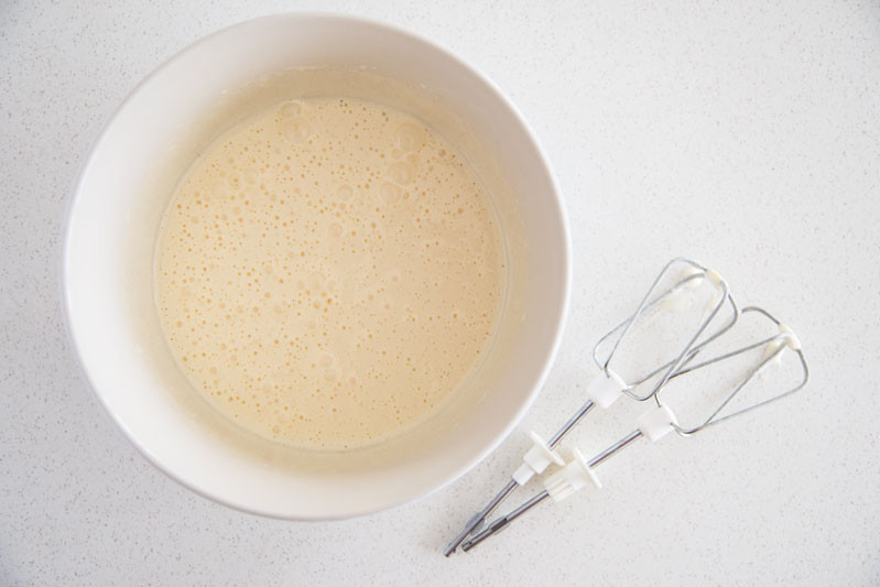 jajka utarte z cukrem i ekstraktem z wanilii, mieszadła od miksera