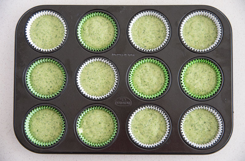 ciasto ze szpinakiem w papilotkach w formie do muffinek
