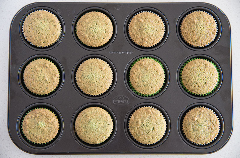 upieczone babeczki szpinakowe w formie do muffinek