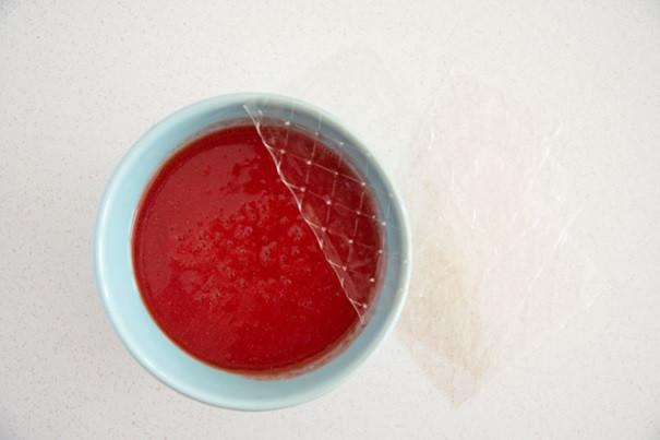 mus truskawkowy w miseczce