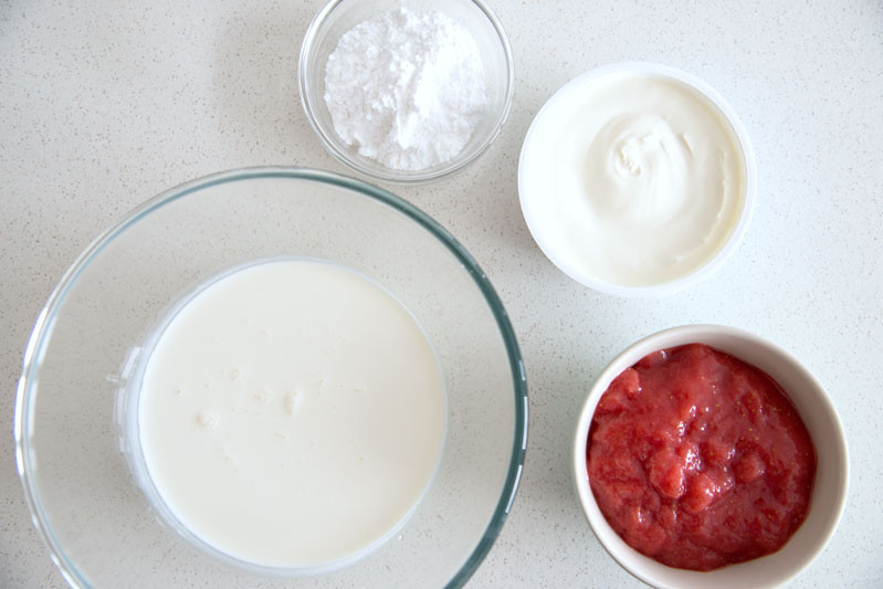 śmietanka, mascarpone, cukier puder i truskawki z żelatyną w osobnych miseczkach