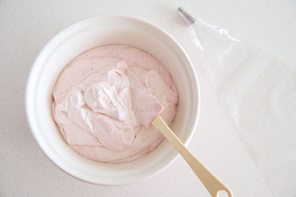 krem truskawkowy w miseczce