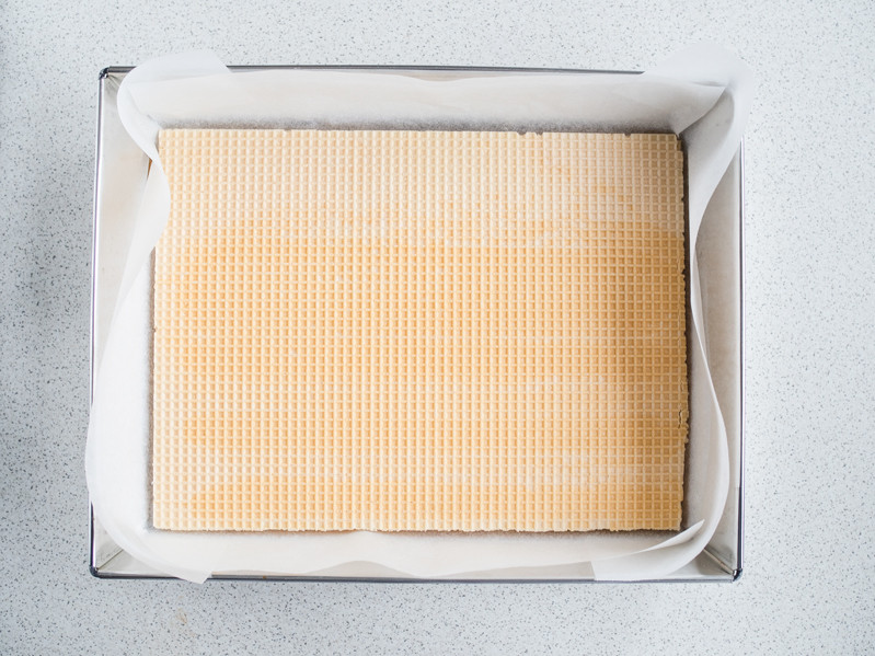 Bezglutenowy wafel położony na formę do pieczenia