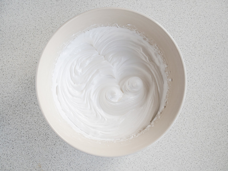 Białka ubite na sztywną pianę w miseczce