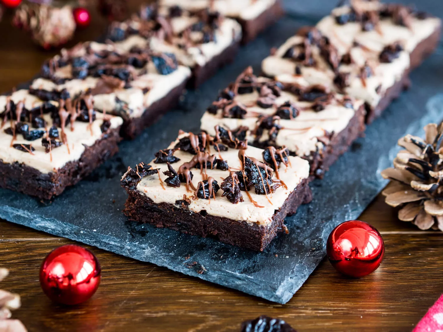 brownie piernikowe ze śliwką i kremem piernikowym udekorowane rozpuszczoną mleczną czekoladą i śliwkami suszonymi - wszystkiego słodkiego