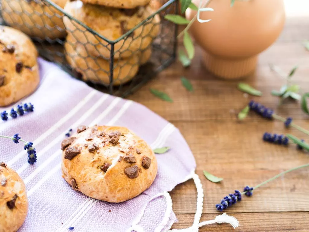 Bułeczki drożdżowe z czekoladą mleczną i rodzynkami - Wszystkiego Słodkiego