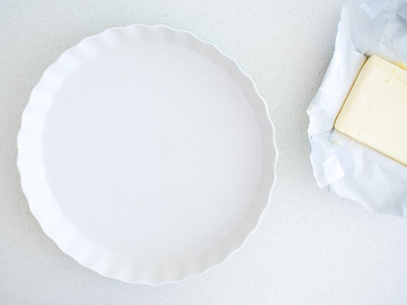 Forma do tarty wysmarowana masłem