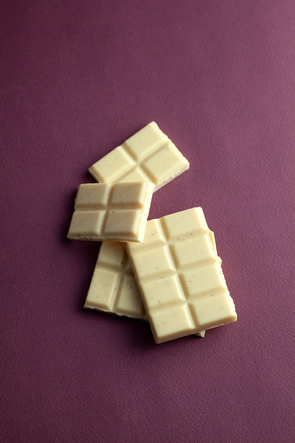 duże kawałki białej czekolady połamanej na kawałki