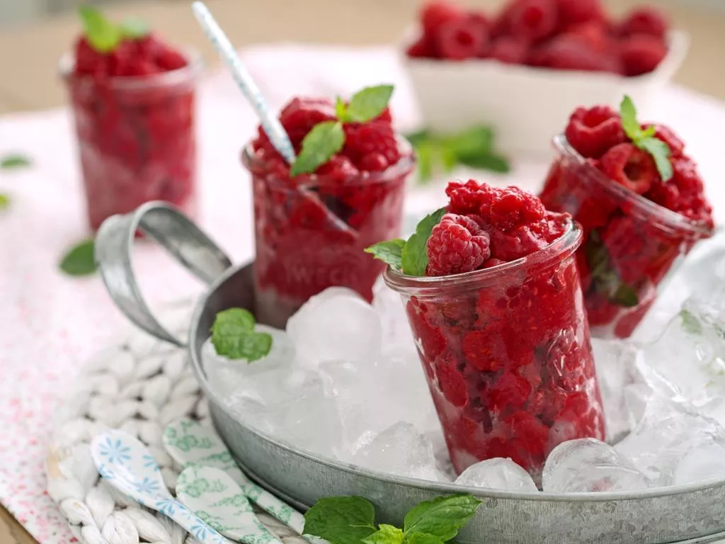 granita malinowa w szklankach ustawionych na tacy z kostkami lodu - wszystkiego słodkiego