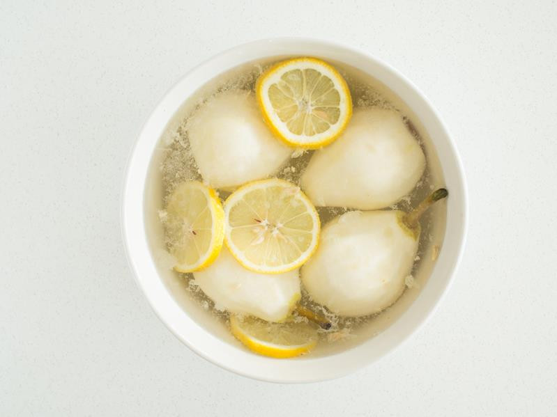 obrane gruszki w wodzie z cytryną