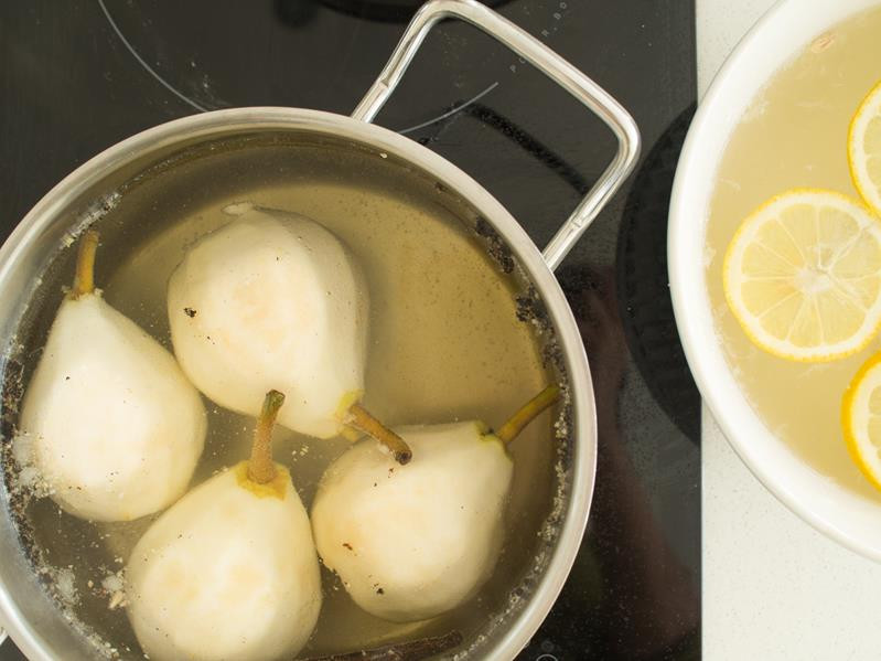 gotujący się syrop z gruszkami