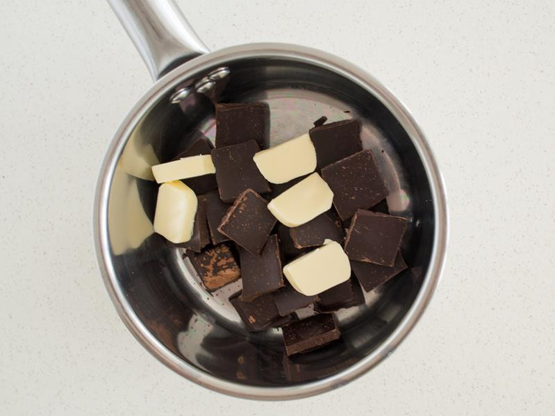 czekolada z masłem w rondelku