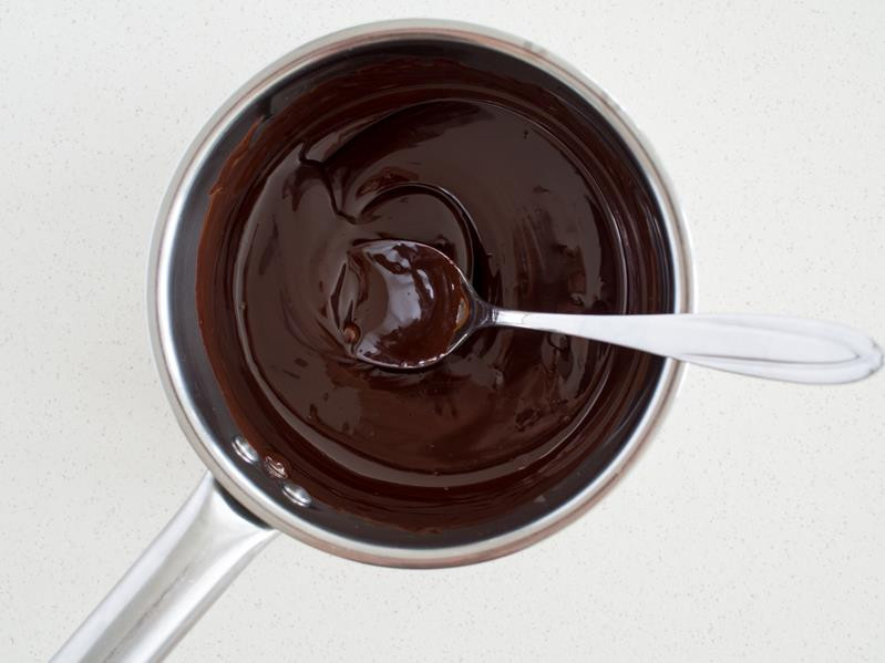 rozpuszczona czekolada z masłem w rondelku