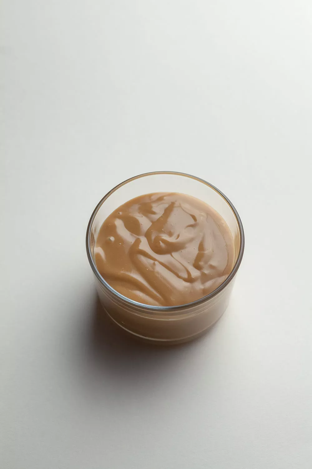 Kajmak w szklanej miseczce