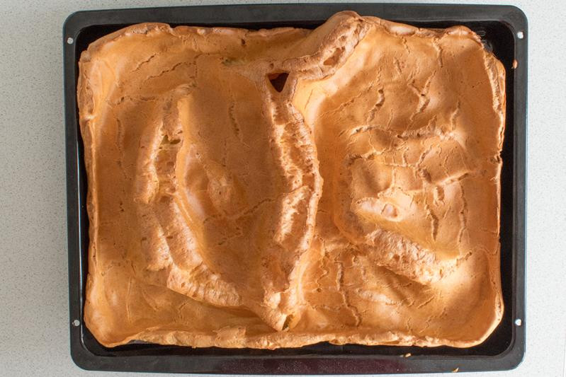 upieczone ciasto na karpatkę