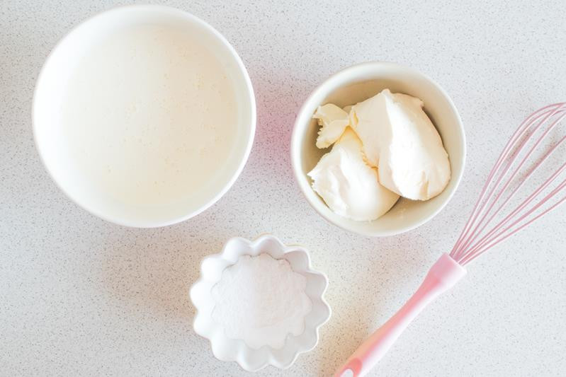 śmietanka kremówka, mascarpone i cukier puder ze śmietan-fix