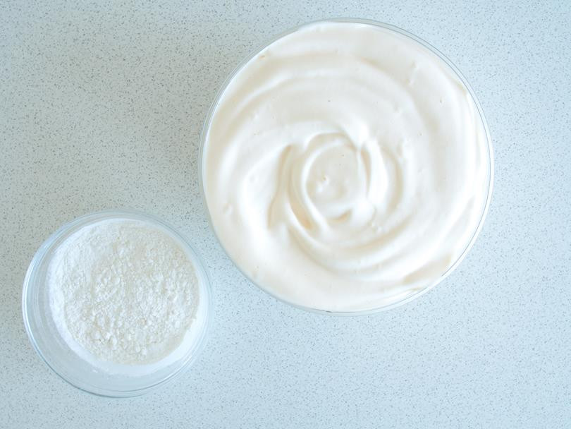 jajka ubite z cukrem na puszystą masę w misce, obok miseczka z mąką