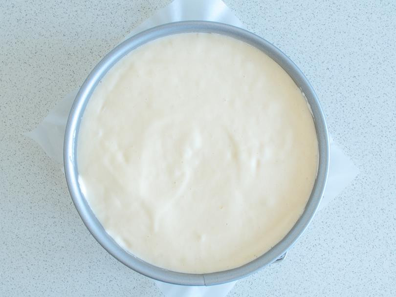 masa na biszkopt wylana do tortownicy po wymieszaniu z mąkami