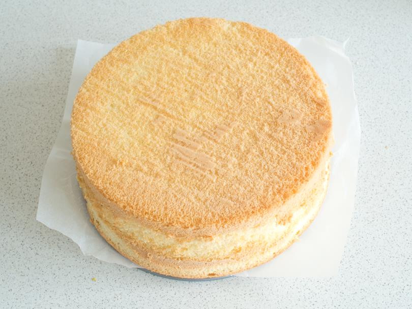 upieczony biszkopt wyjęty z formy