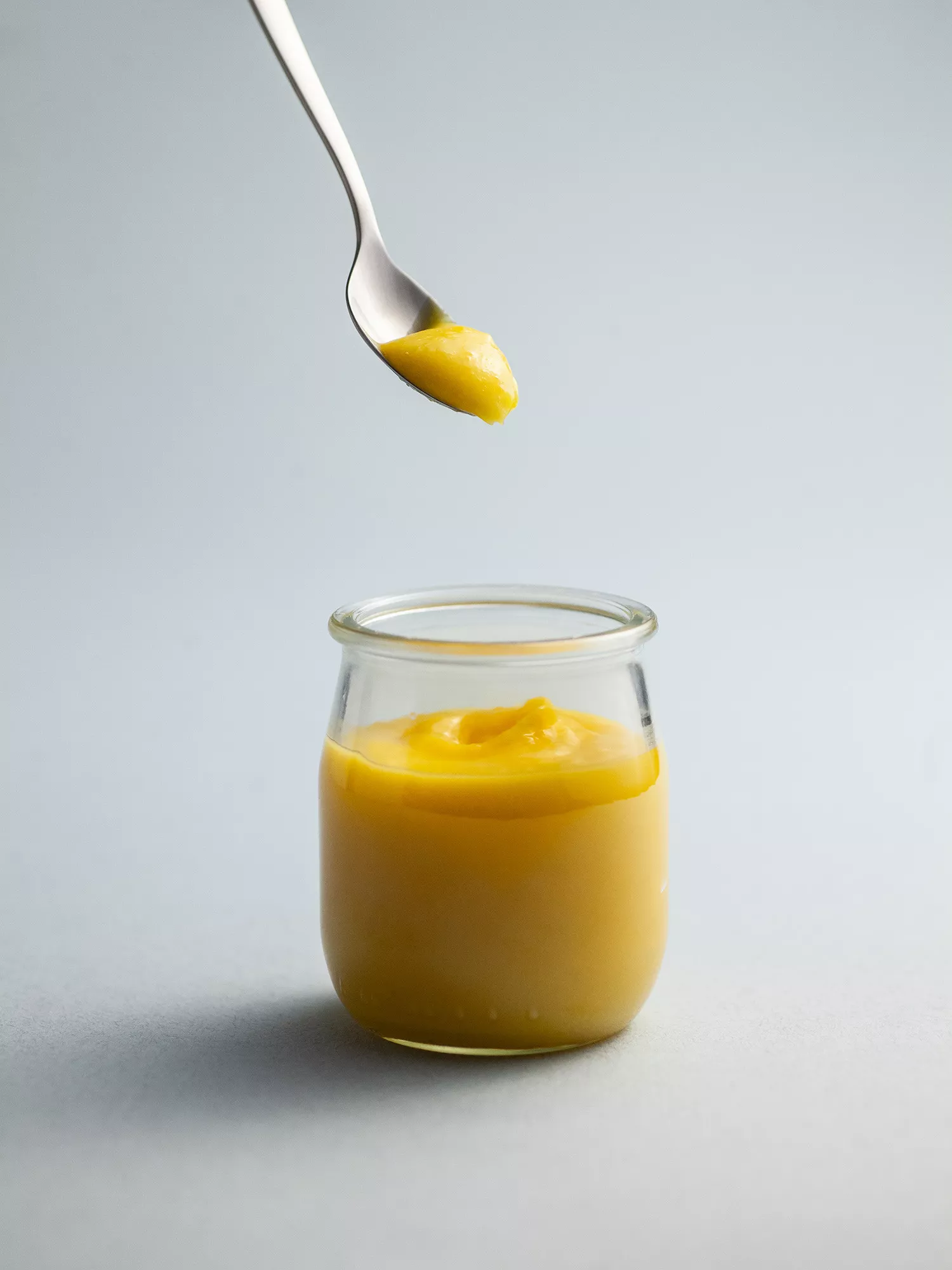 Lemon curd w szklanym naczyniu.