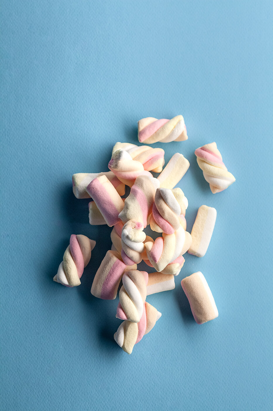 Kolorowe marshmallows na blacie.