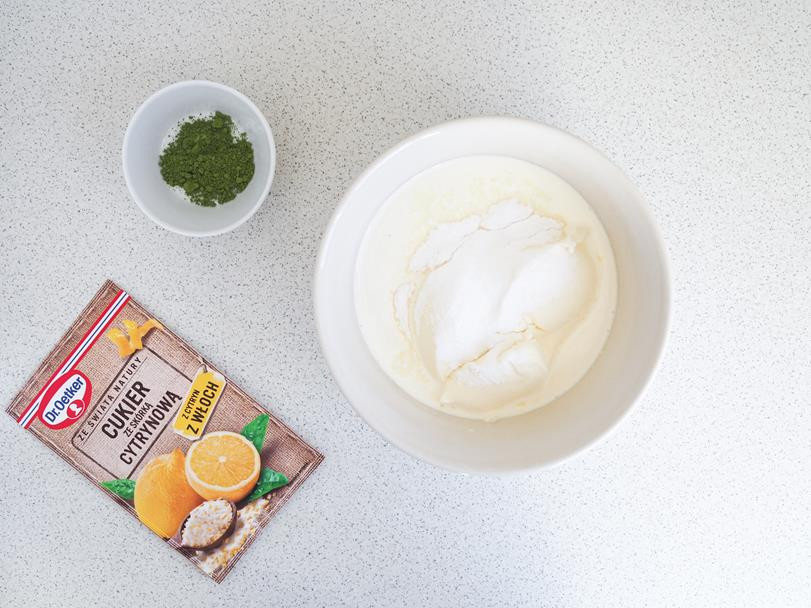 serek mascarpone, cukier puder, śmietanka, matcha w miseczkach i cukier ze skórką cytrynową