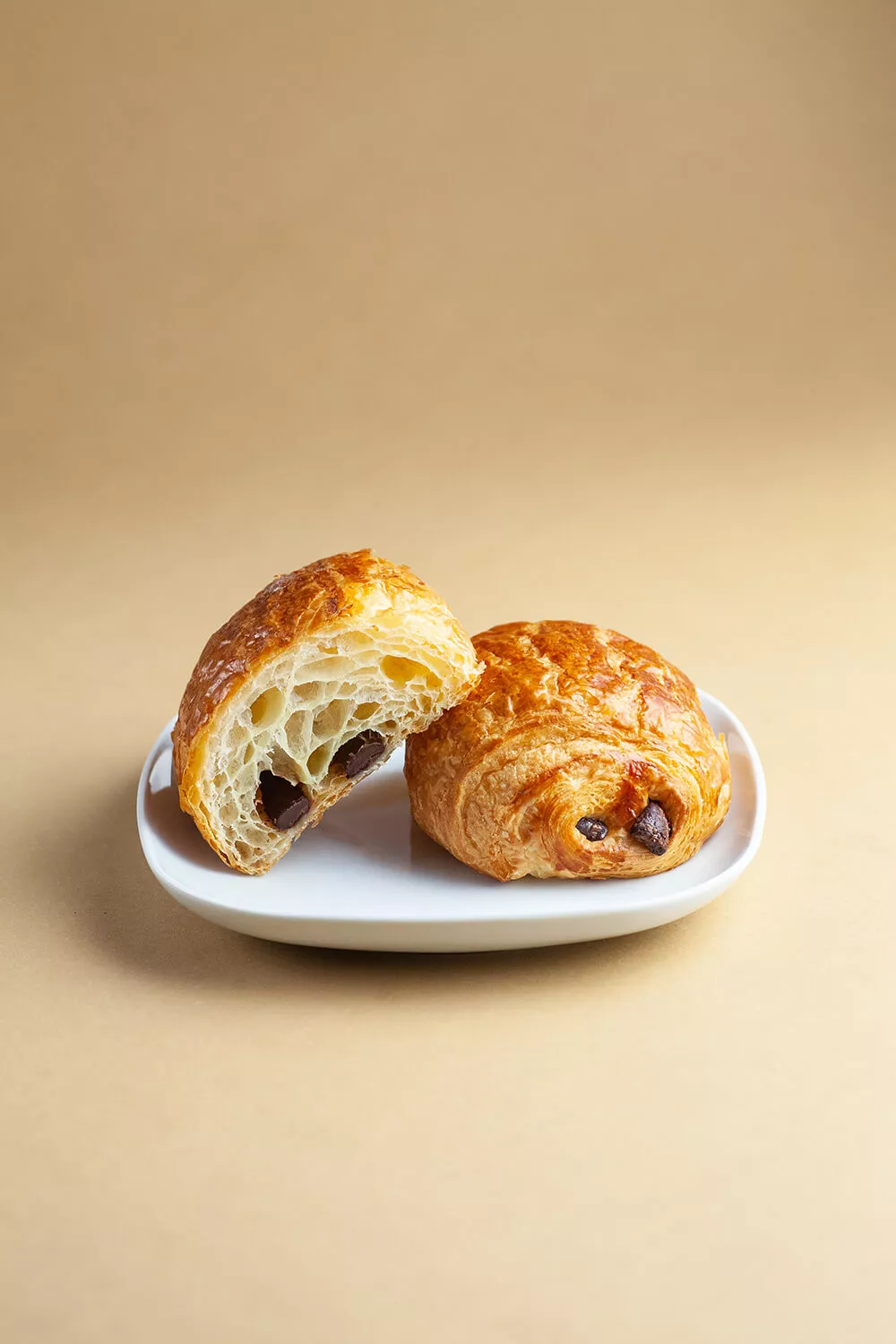 Pain au chocolat na talerzyku.