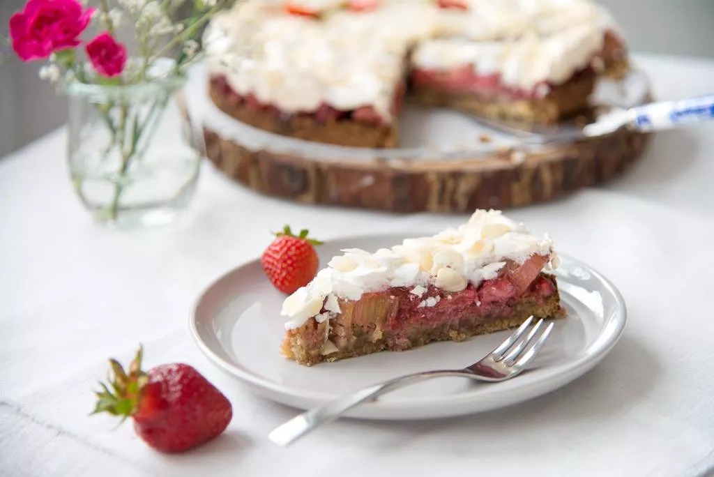tarta bezglutenowa z truskawkami, rabarbarem i bezą z migdałami - wszystkiego słodkiego