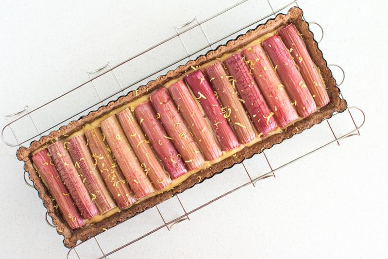 upieczona tarta z rabarbarem i nutą cytryny