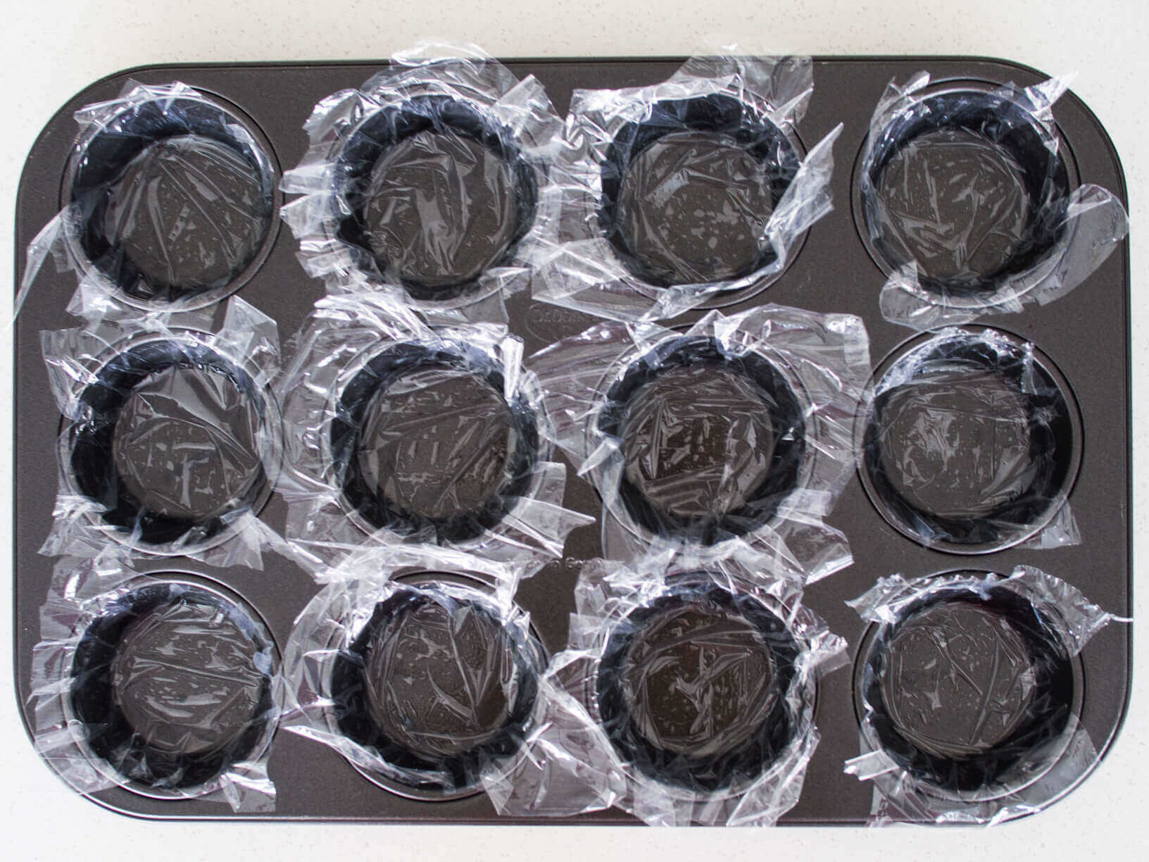 Forma do muffinek wyłożona folią spożywczą